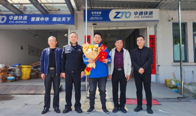开云-见义勇为的快递小哥受邀看苏超：能来现场终于圆梦了